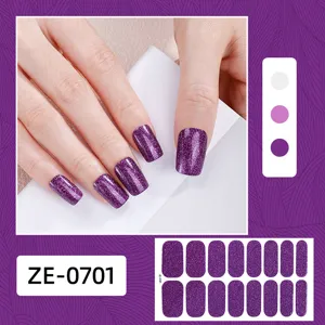 Vue détaillée d'autocollants pour ongles à paillettes violettes avec feuille de gel et application.