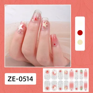 Detail der Weihnachts-Nagelsticker mit Glitzerstern-Muster und rotem Farbverlauf.