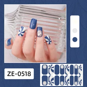 Weihnachts Nagelsticker mit Schneeflocken und Muster, perfekt fuer die Feiertags Nagelkunst.