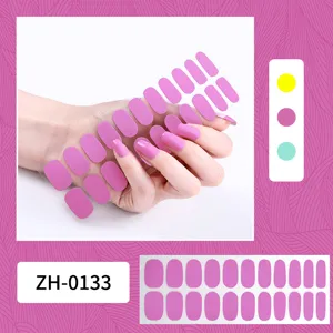 Vista detallada de pegatinas de uñas rosa sólido con hoja completa y modelo de mano.