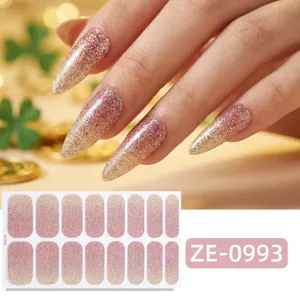 Vista detallada de pegatinas de uñas con degradado de purpurina rosa y oro y mano.