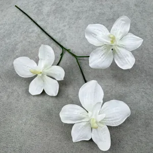 Detailansicht künstlicher weißer Orchideenblütenzweig, drei Blütenköpfe für Heimdekoration.