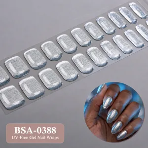 Dettaglio adesivi per unghie in gel metallizzato argento senza UV, foglio lucido con foto modello.