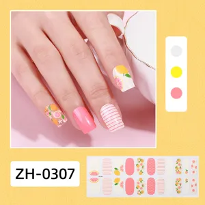 Set di adesivi per unghie con agrumi arancione e strisce rosa per manicure estiva chic.