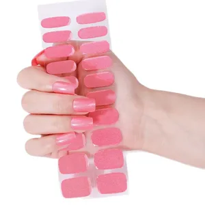 Adesivi per unghie in gel UV semi-indurito con glitter rosa per una manicure elegante.