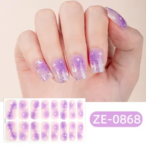 Dettaglio adesivi per unghie cielo stellato viola sfumato, manicure glitter luna stampa a caldo.