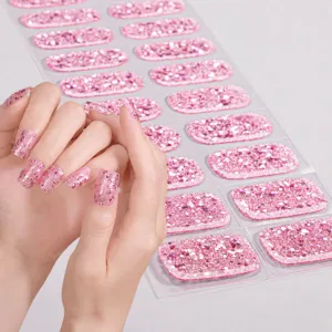 Adesivi per unghie in gel semi-polimerizzato con glitter rosa per manicure fai da te.