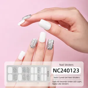 Adesivi per unghie in gel UV semi-polimerizzati con glitter e design a tinta unita.