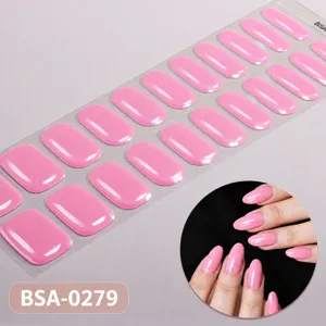 Roze gel nagelstickers detail, UV-vrije glanzende nail art voor eenvoudige DIY manicure look.
