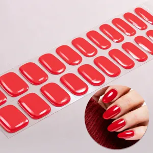 UV-vrije rode gel nagelwraps met glanzende afwerking voor eenvoudige en snelle applicatie.
