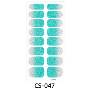 Dettaglio adesivo per unghie, design sfumato glitter ciano e argento, accessorio per manicure.