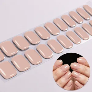 Gedetailleerd overzicht van UV-vrije gel nagelwraps vellen en aangebrachte glanzende nagels.