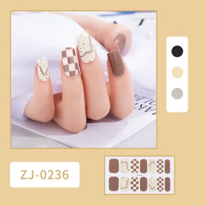Adesivi per unghie opachi con motivo a quadretti chic e righe minimaliste per look eleganti.