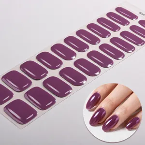 Gedetailleerd overzicht van effen UV-vrije gel nagelstickers, glanzende paarse afwerking.