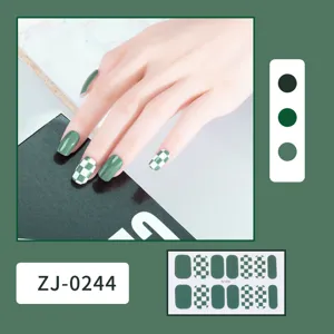 Adesivi per unghie a scacchiera verde e bianco, finitura opaca per manicure elegante.