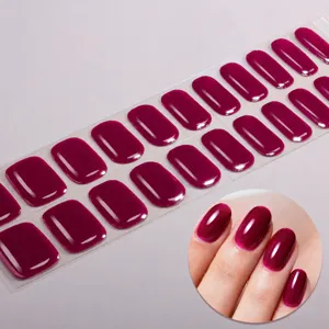 UV-vrije donkerrode gel nagelwraps detail, eenvoudige DIY manicure strips zonder lamp.