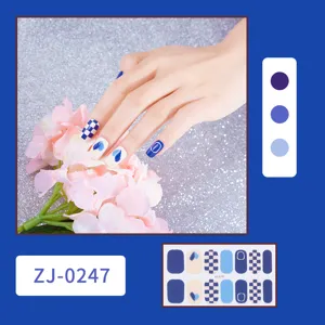 Adesivi per unghie a scacchiera blu opachi, unghie finte adesive alla moda per donne.