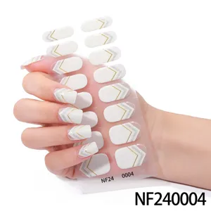 Strisce di gel semicurate con design geometrico bianco e oro per una manicure perfetta.