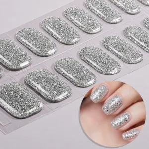 Dettaglio adesivo per unghie in gel semi-curato glitterato argentato, primo piano wrap UV.