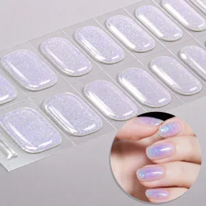 Vista dettagliata di adesivi per unghie in gel UV semidurito con effetto glitter.