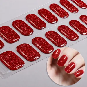 Primo piano dettagliato di adesivi per unghie in gel UV glitter rosso con effetto brillante.