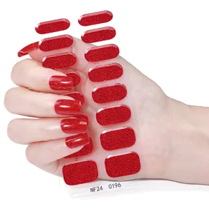 Strisce per unghie in gel semi-curato, adesivi UV con glitter rossi su modello di mano.