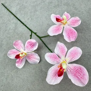 Nahaufnahme Detail von künstlicher pinker Orchidee mit drei Blüten für Dekoration.