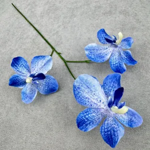 Detailaufnahme künstlicher blauer Orchideen-Blütenzweig mit 3 Köpfen für Heimdekoration.