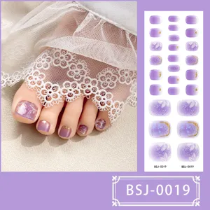 Half uitgeharde gel teennagel stickers met paars bloemmotief en elegante gouden accenten.