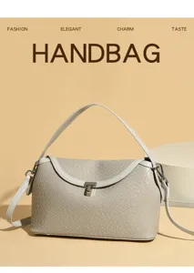 Elegante geweven lederen handtas voor dames, stijlvolle schoudertas met metalen slot sluiting.