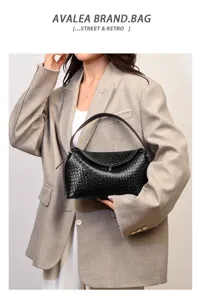 Elegante zwarte geweven lederen schoudertas met metalen slot, chique retro stijl dames.