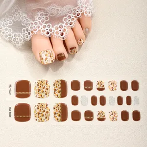 Halfgeharde gel teen nagelwraps met trendy luipaardprint, bruine tinten en gouden ketting.