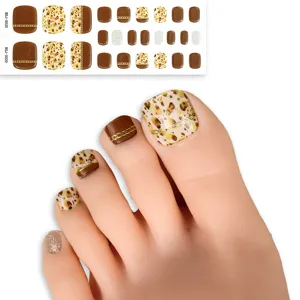 Semi-geharde gel teennagelstrips met bruine luipaardprint en stijlvolle gouden ketting voor pedicure.