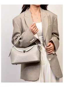Elegante geweven lederen schoudertas met metalen sluiting, chique crossbody-ontwerp voor dames.