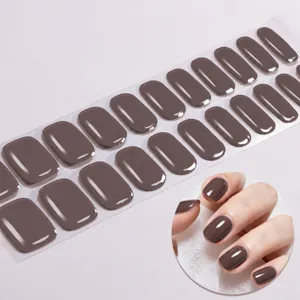 Gedetailleerd overzicht van effen taupekleurige gelnagelsticker-vel en close-upfoto.