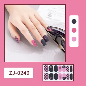 Unghie finte opache adesivi copertura completa nero rosa motivo scacchiera fiamma nail art