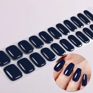 Donkerblauwe gel nagelwraps detail, glanzende UV-vrije sticker voor eenvoudige manicure.