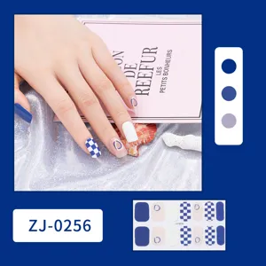 Dettagli di adesivi per unghie a quadretti blu e bianchi, nail art opaca minimalista.