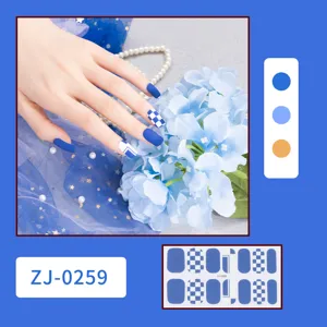 Dettaglio adesivo per unghie a scacchi blu opachi e righe per unghie artistiche alla moda.
