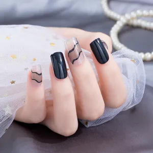 Unghie finte quadrate nere motivo a onde copertura completa nail art elegante per uso quotidiano