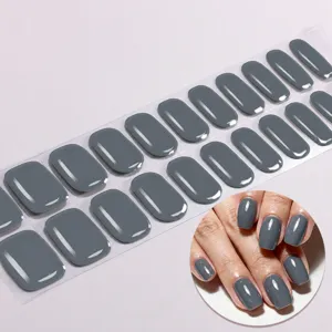 UV-vrije effen grijze gel nagelwraps, eenvoudige DIY manicure strips met glanzende afwerking.