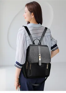 Schlanker schwarzer Lederrucksack für Damen, multifunktionaler Freizeit-Tagesrucksack.