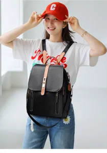 Stilvoller schwarzer Lederrucksack für Damen mit Vorderschnalle und großem Fassungsvermögen.
