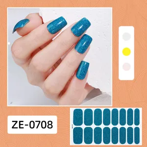 Set de stickers d'ongles complets pailletés bleus, facile manucure DIY à la maison.