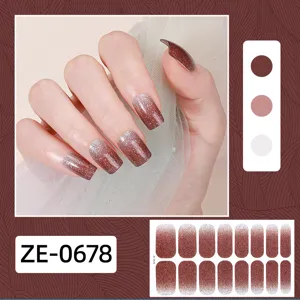 Farbverlauf Glitzer Nagelsticker Detail mit Handanwendung, Farbmustern und Bogenlayout.