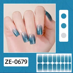 Detailansicht von blauen und silbernen Glitzer-Nagelfolien mit tollem Maniküre-Effekt.