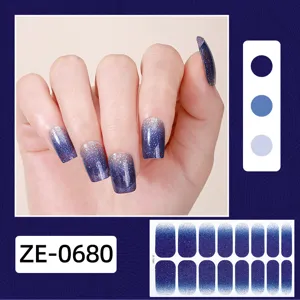 Glitzernder blauer Farbverlauf Nagelfolie Aufkleber für elegante und glänzende Nagelkunst.