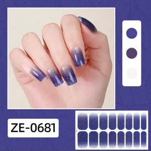Farbverlauf Glitzer Nagelsticker Detailansicht, blau lila schimmernde Nail Art Aufkleber.