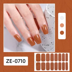 Détail de vernis à ongles pailleté unicolore, ensemble d'autocollants pour ongles marron étincelants.