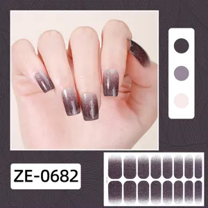 Detailansicht der Farbverlauf Glitzer Nagelfolien mit funkelndem Design für perfekte Maniküre.